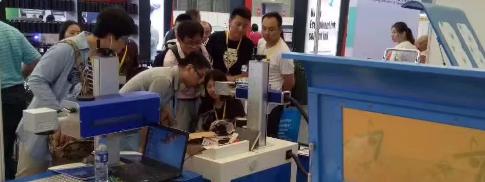 展會現(xiàn)場客戶學(xué)習(xí)認(rèn)真